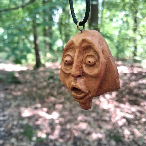 Zadziwienie - Ręcznie rzeźbiona drewniana zawieszka / Wonder - Hand-carved wooden pendant